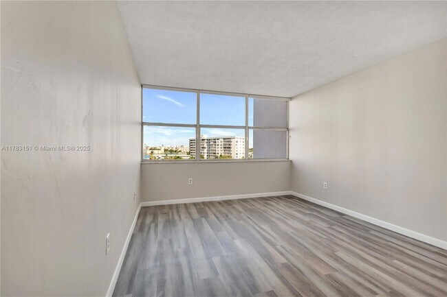 Building Photo - 1300 NE Miami Gardens Dr
