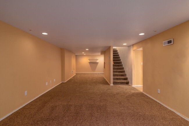 Building Photo - 5 Bed 2 Bath Home Available in Spokane Val...