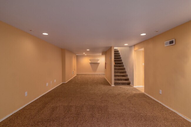 Building Photo - 5 Bed 2 Bath Home Available in Spokane Valley!