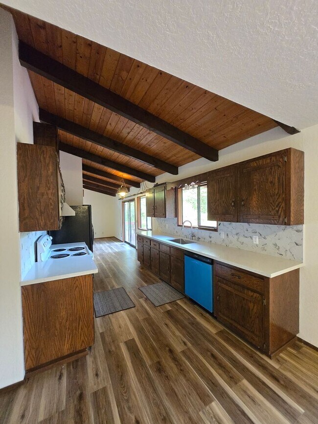 Building Photo - Riverfront Property 3 Bedroom 2 Bath in To...