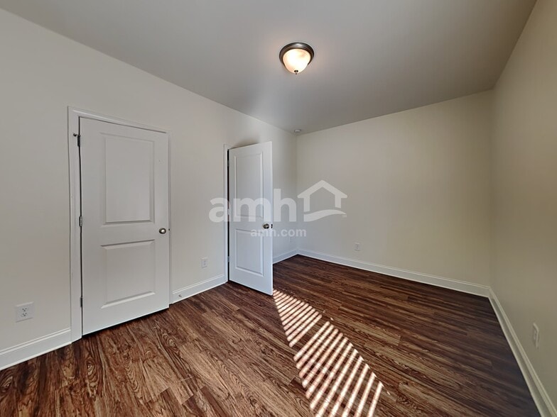 Building Photo - 534 Slew Dr