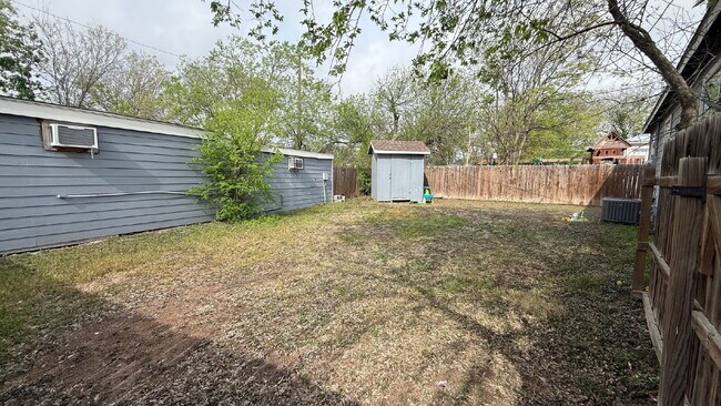 Building Photo - Newly renovated 3 bedroom 2 bath home centrally located!