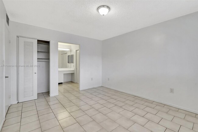 Building Photo - 825 NE 199th St