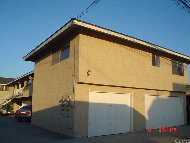 Building Photo - 10661 Walnut St