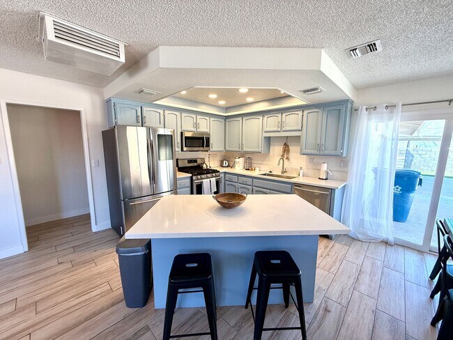 Building Photo - Charming 3BR Home w/ River Views, Open Floor Plan & Island Kitchen- Available Now!