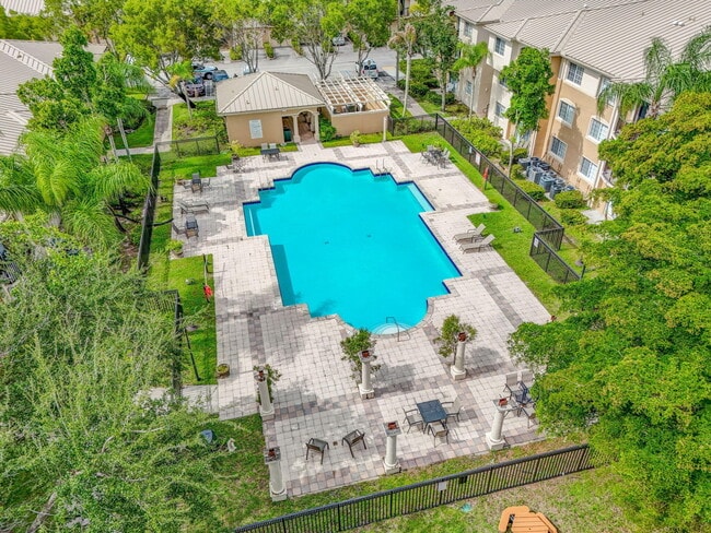 Building Photo - 1000 Crestwood Ct S