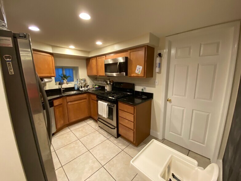 Lovely modern kitchen - 1859 Mintwood Pl NW