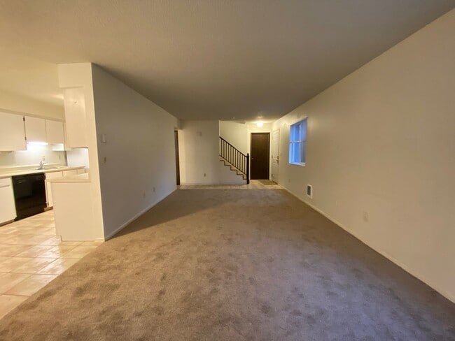 Building Photo - Application Pending - 3 Bedroom Condo for Rent - Hood River
