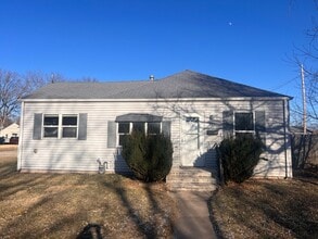 Building Photo - Freshly Renovated 2 Bed / 1 Bath Home on Corner Lot – Davenport, IA