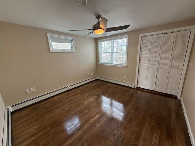 Building Photo - Mint 2 Bed/2 Bath Single-Family Home in Howard Beach!