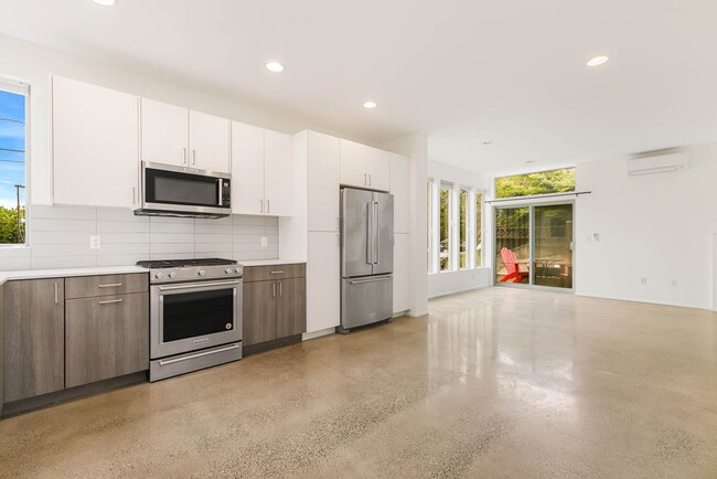 Building Photo - 3 Bedroom Modern Industrial Townhome with City Views & Rooftop Oasis