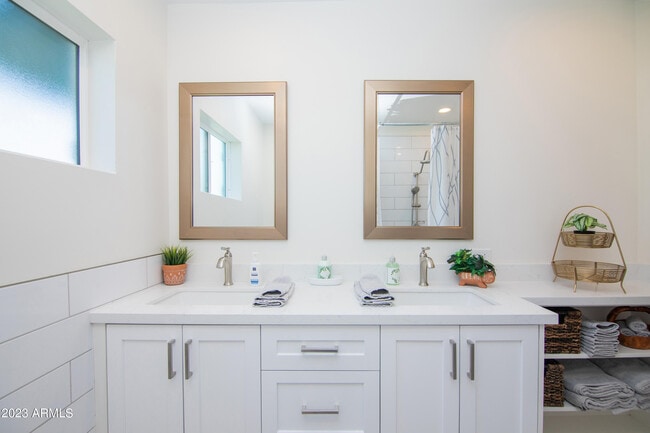 Building Photo - 4335 E Clarendon Ave