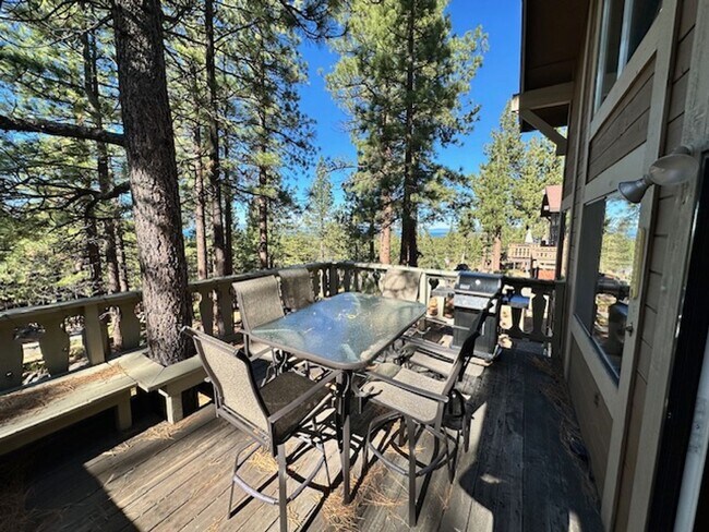 Building Photo - Spacious 4Bd pet friendly home available f...