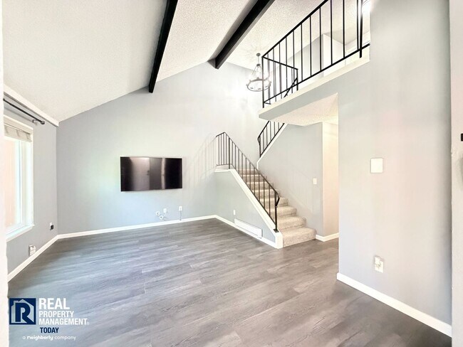 Building Photo - Freshly Updated Gig Harbor Townhome Near the Waterfront!