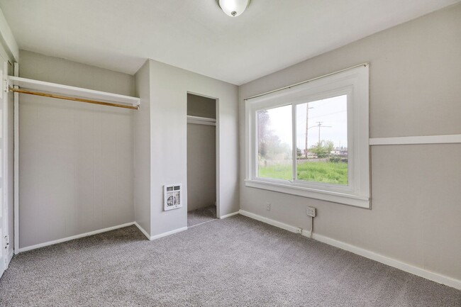 Building Photo - 340/340 1/2 Bethel Dr