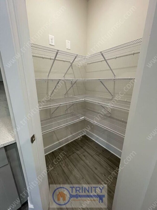 Building Photo - Beautiful and spacious! Ready for move in!