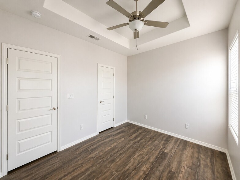 Building Photo - 4905 N Winona Dr