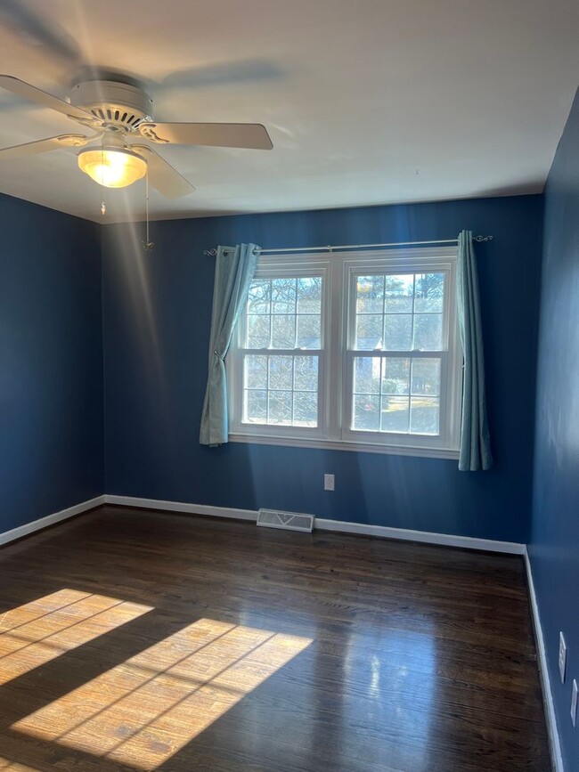 Building Photo - 4 Bedroom with fenced in yard!