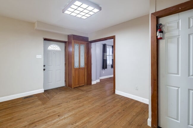 Building Photo - Three Bedroom South Philadelphia Home