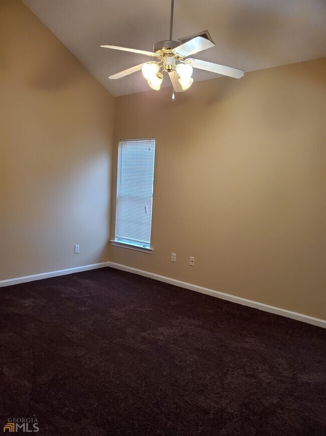 Building Photo - 9555 Lakeview Cir