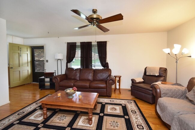 Building Photo - Charming 3 Bedroom, 2 Bath Home with Fence...
