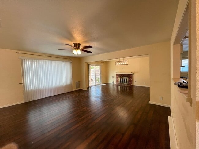 Building Photo - Bright and Sunny 3 bedroom home in North E...