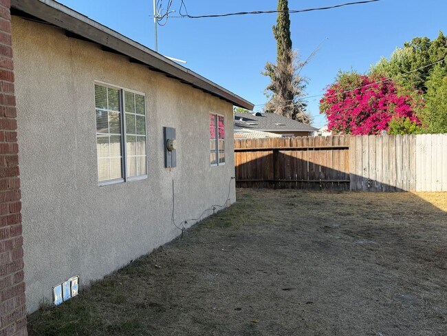 Building Photo - Newley Remodeled 3 BD 2 BA house with Big lot in SW Bakersfield