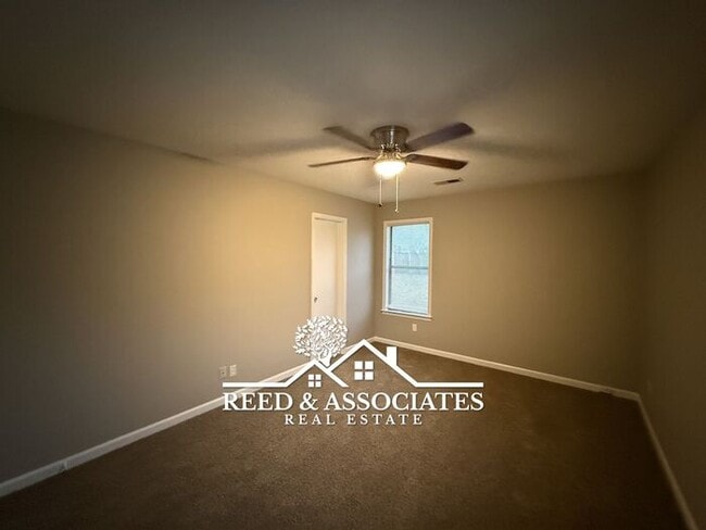 Building Photo - Charming Home Located in Quiet Cove!