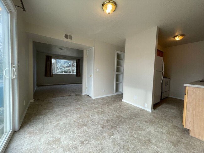 Building Photo - Orchard St Triplex