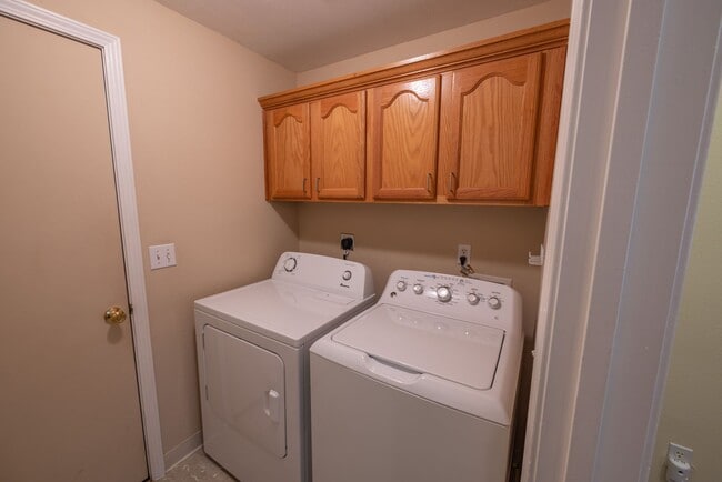 Building Photo - One Level Ranch Home - Three Bedrooms - Wa...
