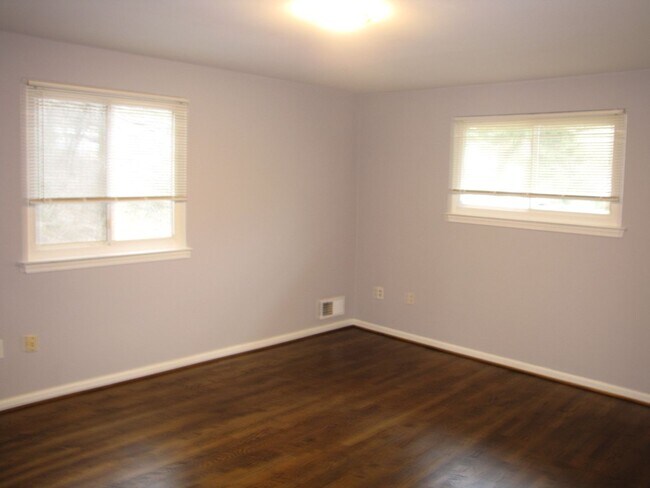 Building Photo - Renovated 4 level single family home in Ki...