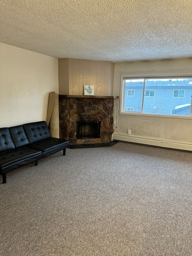 Building Photo - Top floor unit in convenient location