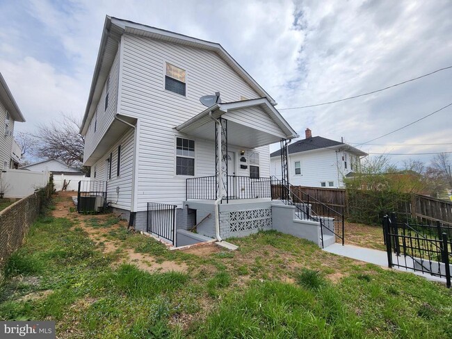 Primary Photo - 4244 Clay St NE