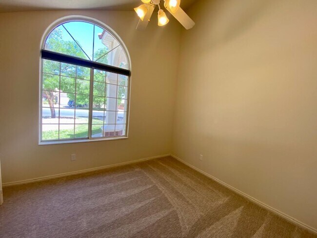 Building Photo - SPACIOUS HOME FOR RENT!