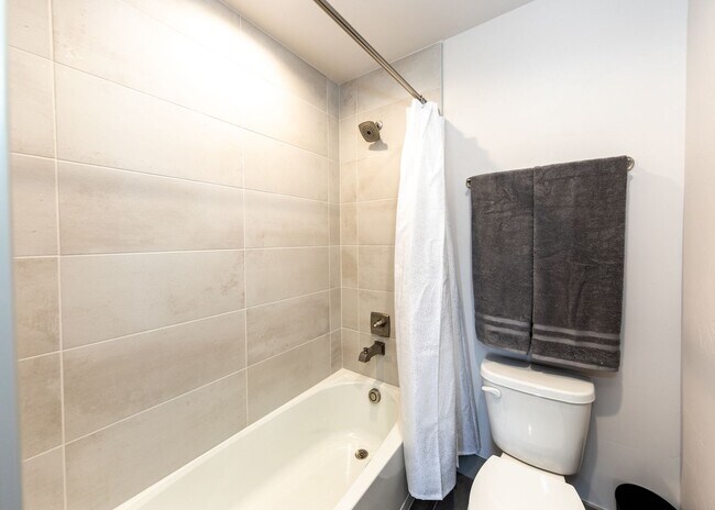 Building Photo - 2 Bedroom Luxury townhome