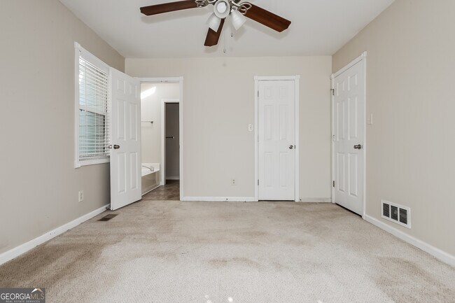 Building Photo - 208 Wildwood Dr