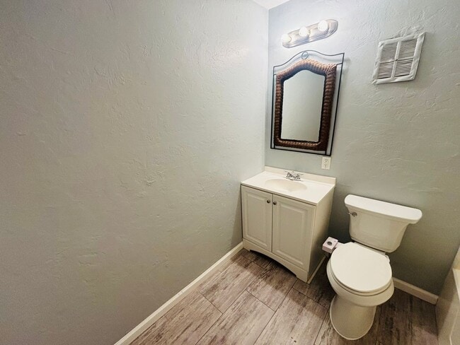 Building Photo - 2/1 Clean apartment