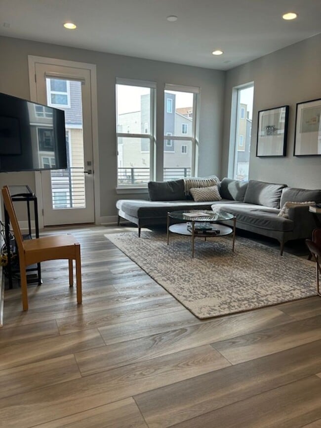 Building Photo - Beautiful 2 Bed + Office + 2.5 Bath home i...