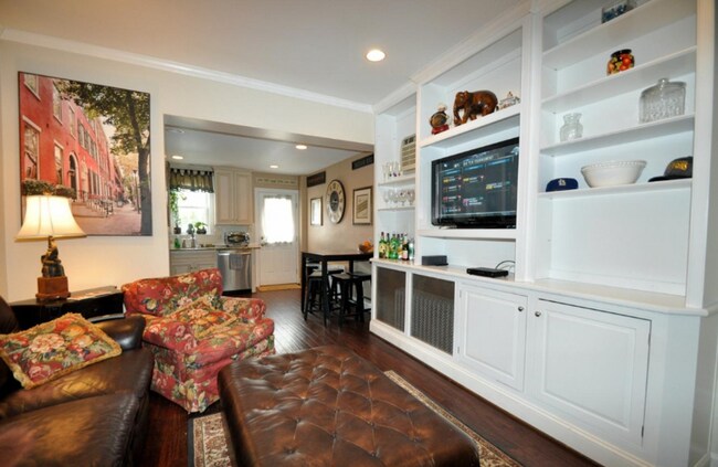 Building Photo - Spacious Fully Renovated 4BR Home with 2 Full Baths – Prime Manayunk Location!