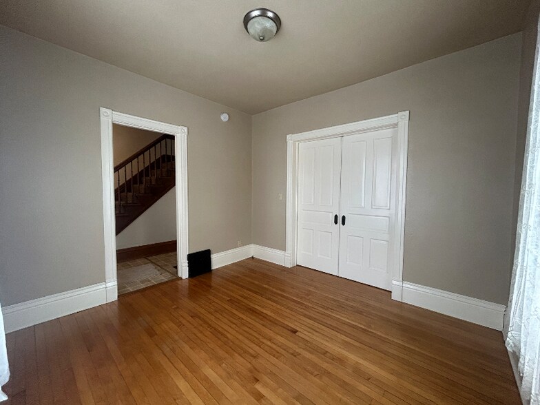 Building Photo - 231 S Prairie Ave