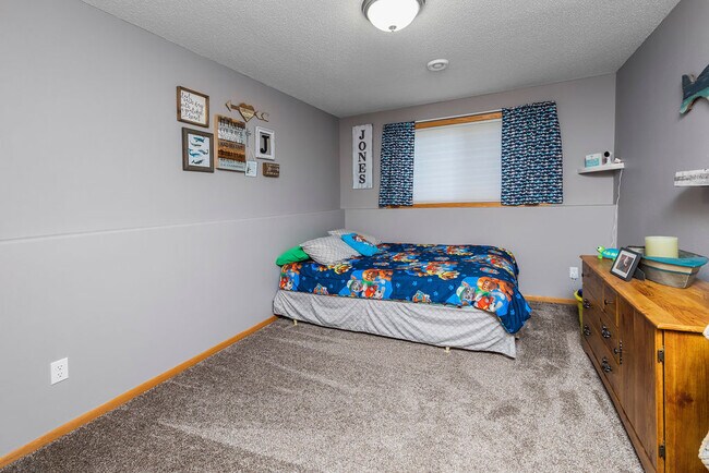 Bedroom #2 - 998 38 1/2 Ave W