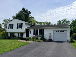 Building Photo - Spacious 4 Bedroom Split-Level Home in Clay, NY