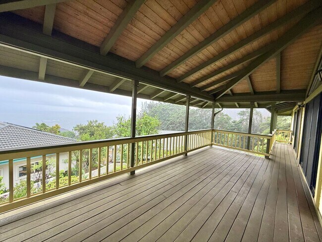Building Photo - Beautiful 3 Bedroom / 2.5 Bathroom Home in Wailuku Heights!