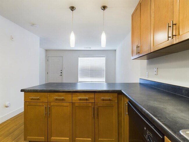 Building Photo - 711 W 32nd St