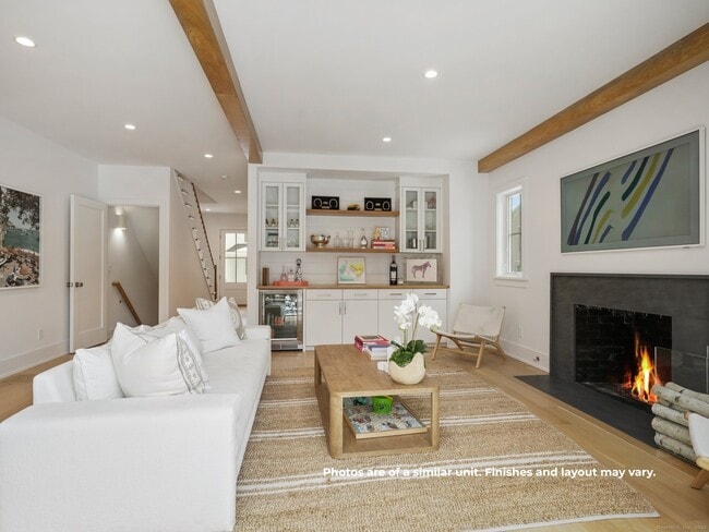 Building Photo - 14 White Barns Ln