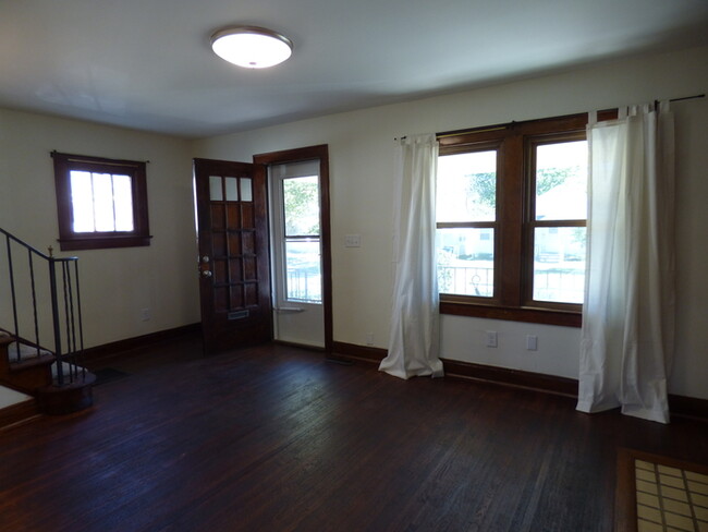 Building Photo - Adorable 2 BR Cape Cod