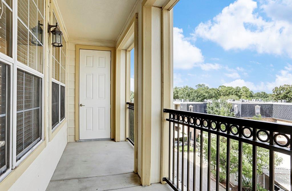Balcony and storage closet - 7575 Kirby Dr