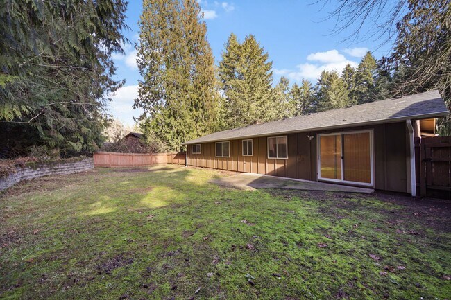 Building Photo - Classic rambler has 3 bedrooms, 1.75 baths, North Thurston School District
