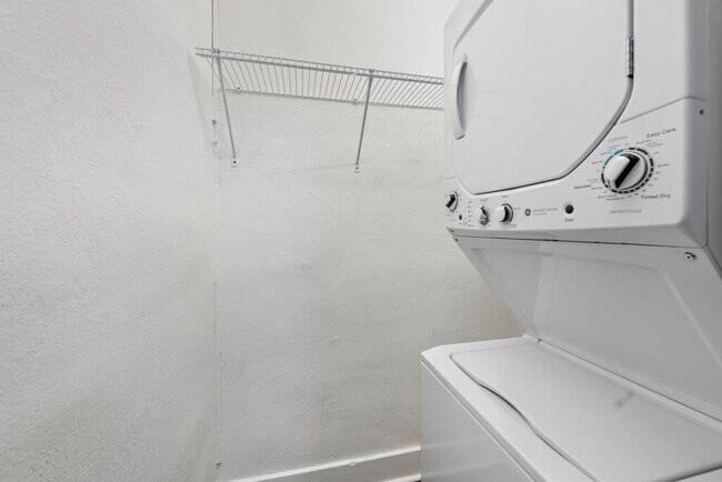 Building Photo - 2805 Charlotte