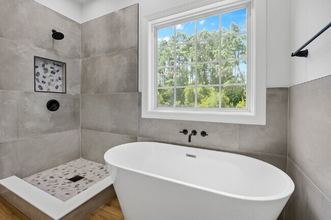 Building Photo - Large townhome in the Desirable Southbridge Community